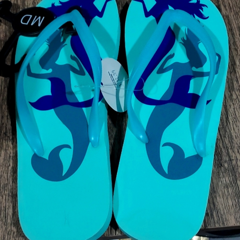 Flip flops super cute with tags.